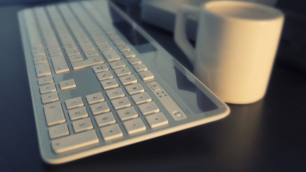Jak AI wpływa na rozwój systemów operacyjnych