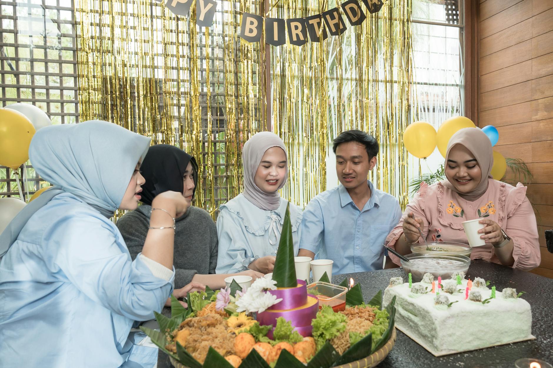 Grupa osób rozmawia podczas spotkania networkingowego w nowoczesnej willi