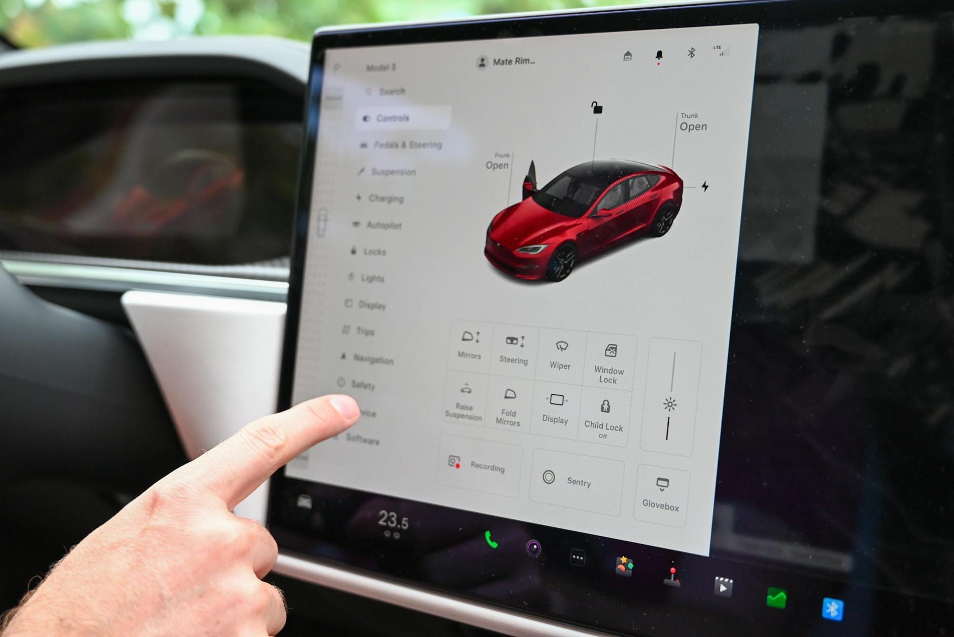 Dłoń obsługująca ekran dotykowy w nowoczesnym samochodzie