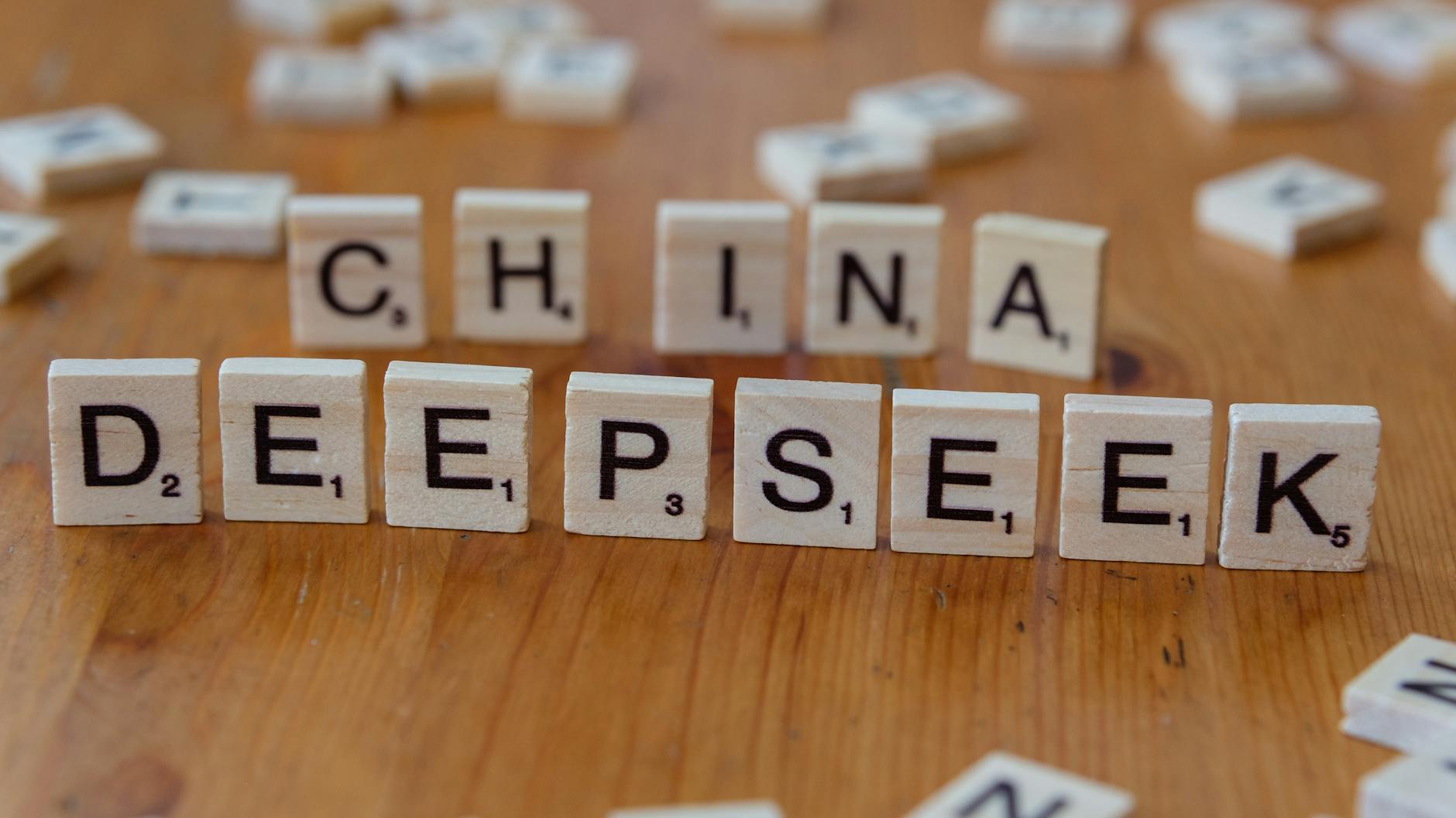 Drewniane płytki scrabble z napisami China i Deepseek na stole