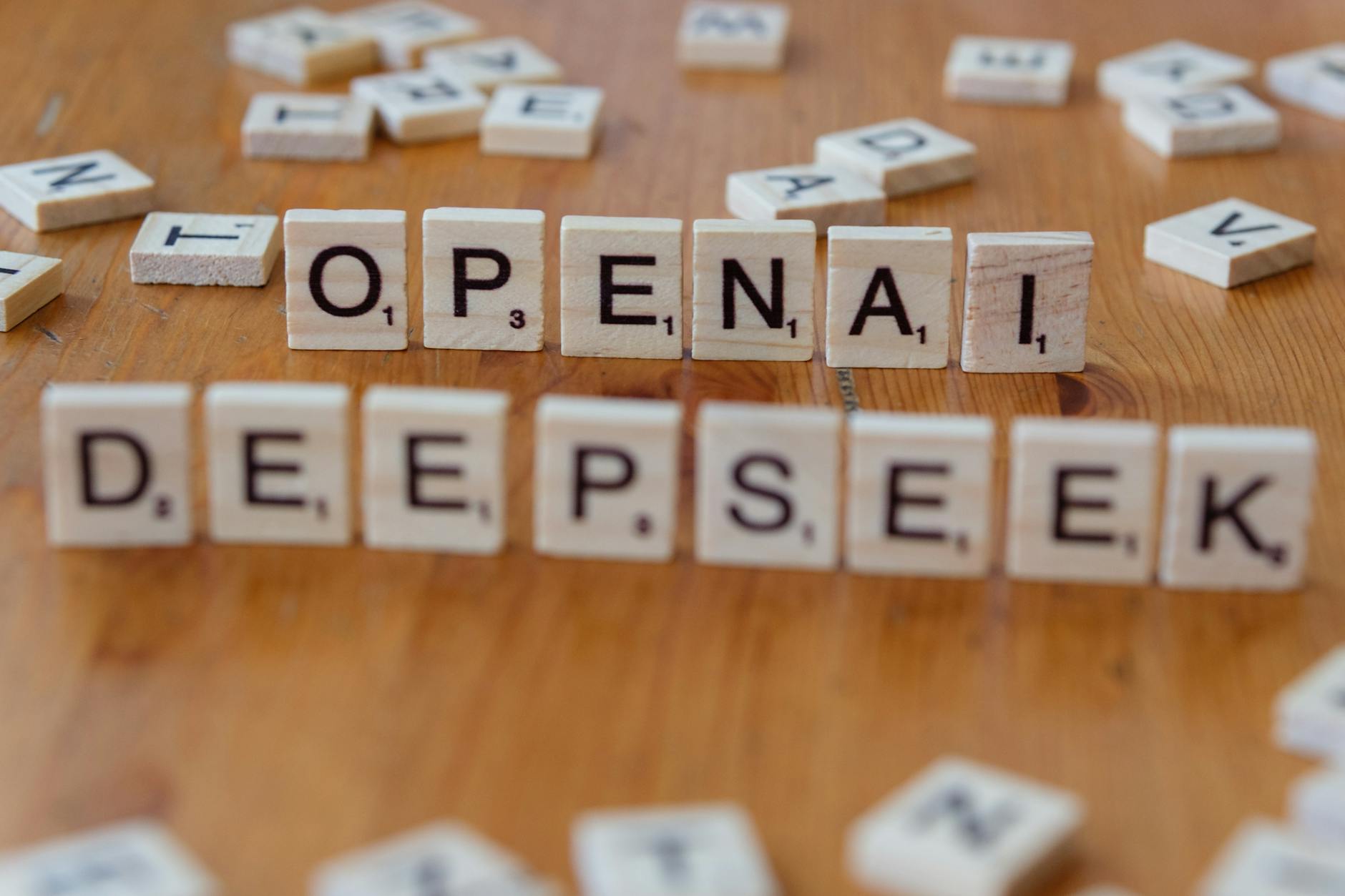 Jak znaleźć niszę w AI i nie zginąć w szumie marketingowym Klocki Scrabble z napisami OpenAI i DeepSeek na drewnianym stole