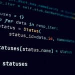 Kod w ciemnym motywie na ekranie komputera podczas programowania Pythona