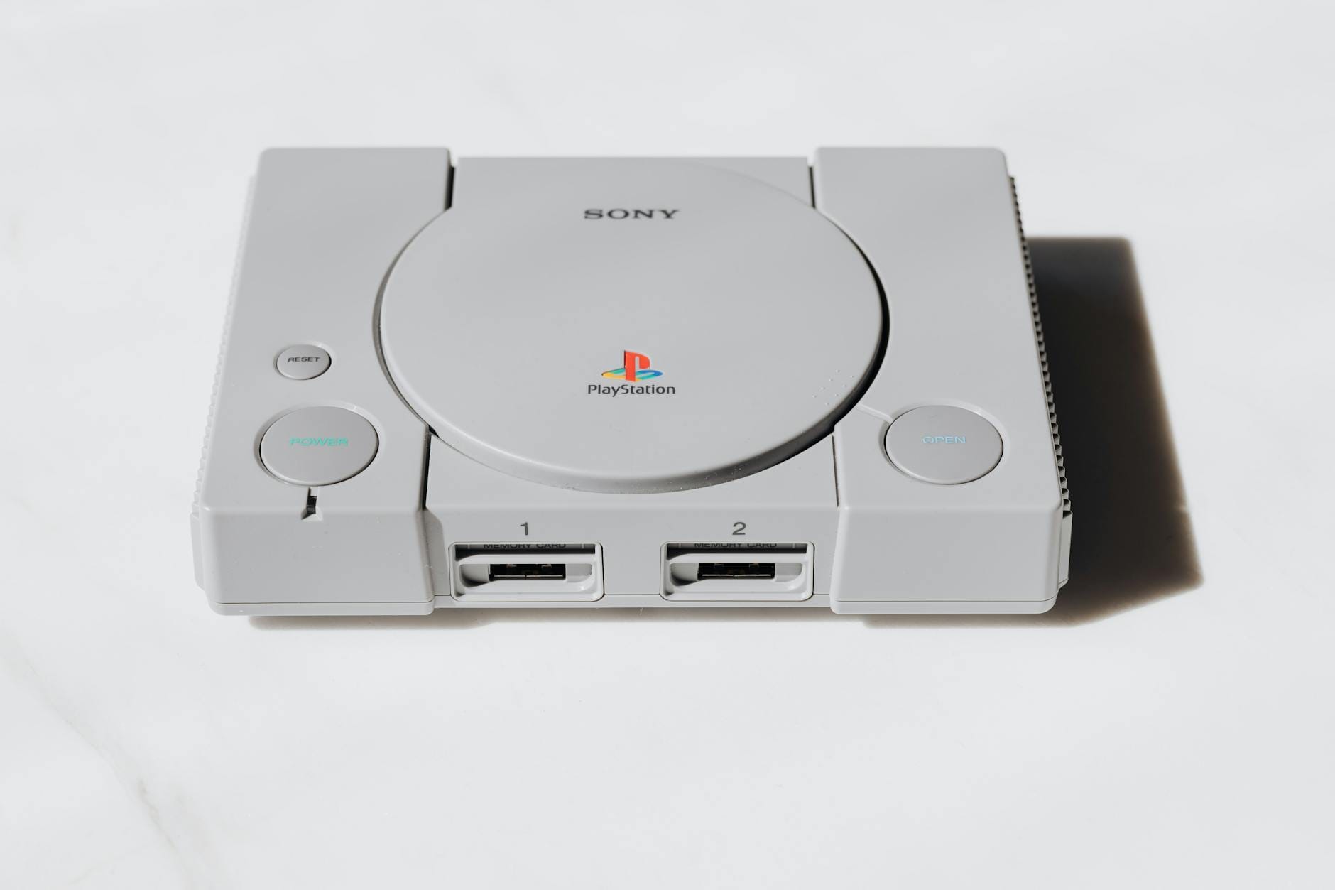 Konsola Sony PlayStation na białym tle, klasyczny sprzęt do gier retro