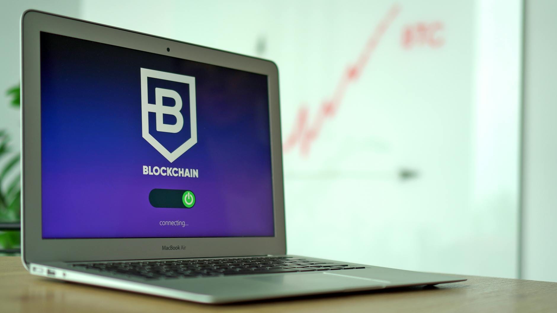 Laptop z aplikacją blockchain w biurze, nawiązanie do bezpieczeństwa sieci