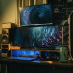 Nowoczesne stanowisko gamingowe z dwoma monitorami i kolorowym podświetleniem