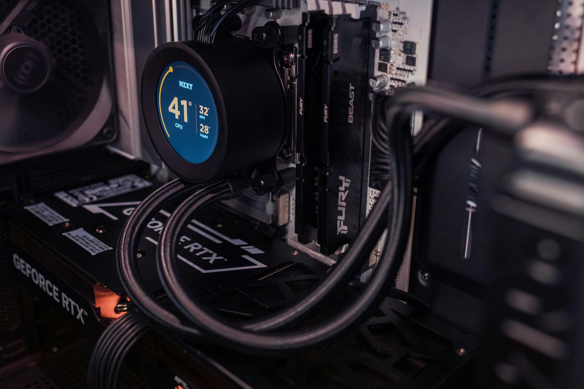 Wnętrze komputera gamingowego z podświetlaną kartą graficzną