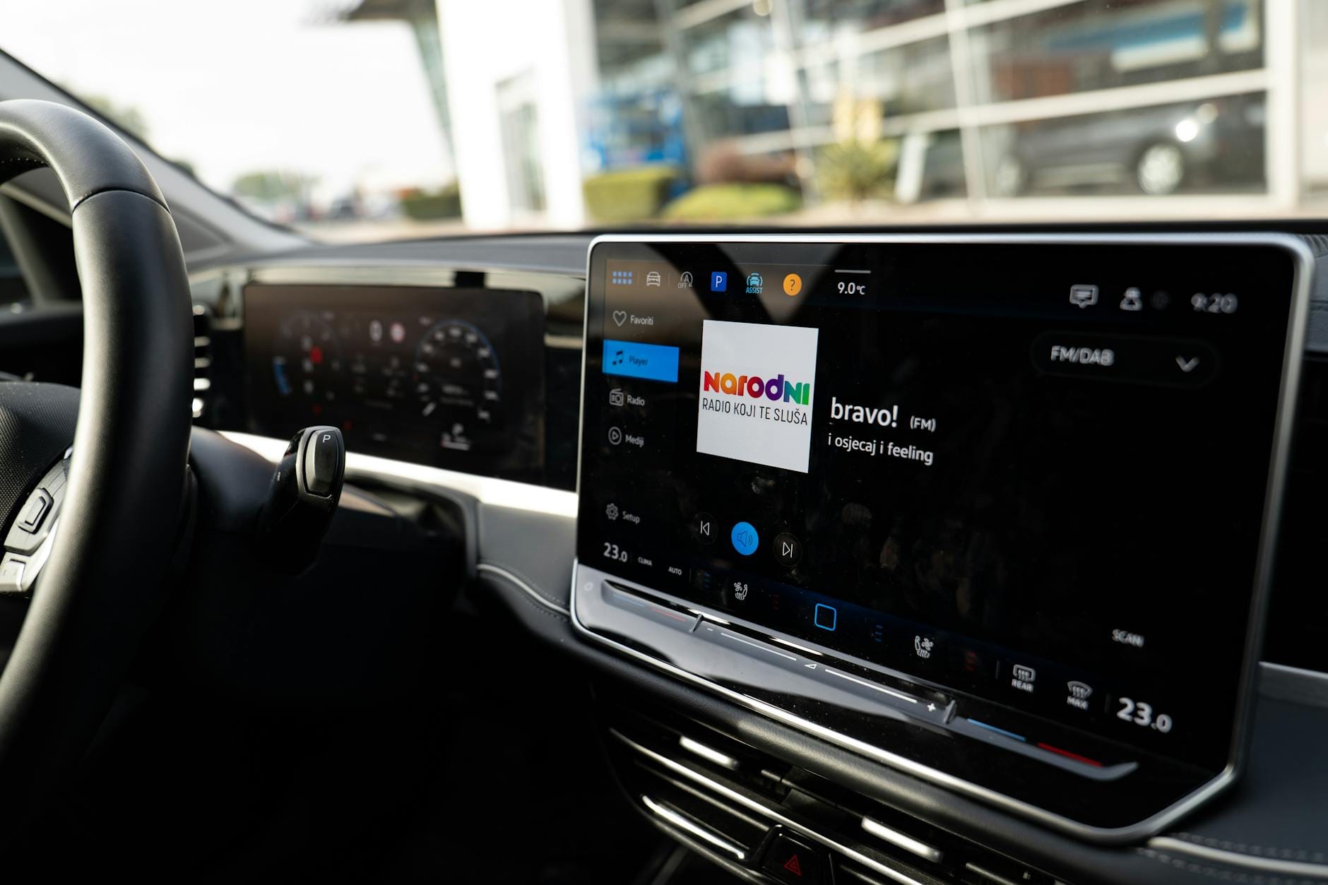 Jak uruchomić Home Assistant bez chmury: instalacja, dodatki i bezpieczny dostęp zdalny Wnętrze samochodu z cyfrowym kokpitem i ekranem nawigacji