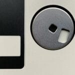 Zbliżenie na powierzchnię starej dyskietki z widocznymi szczegółami budowy