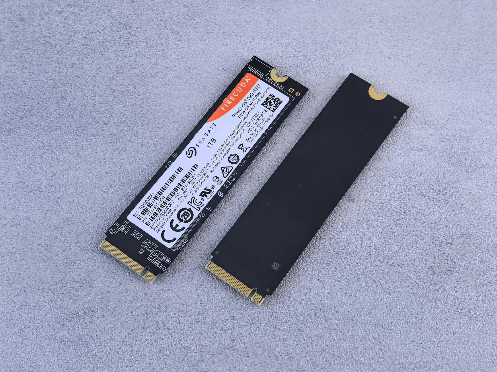 Dwa dyski NVMe Seagate FireCuda na szarym tle