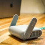 Router Wi‑Fi 6 z antenami na drewnianym biurku w nowoczesnym domu