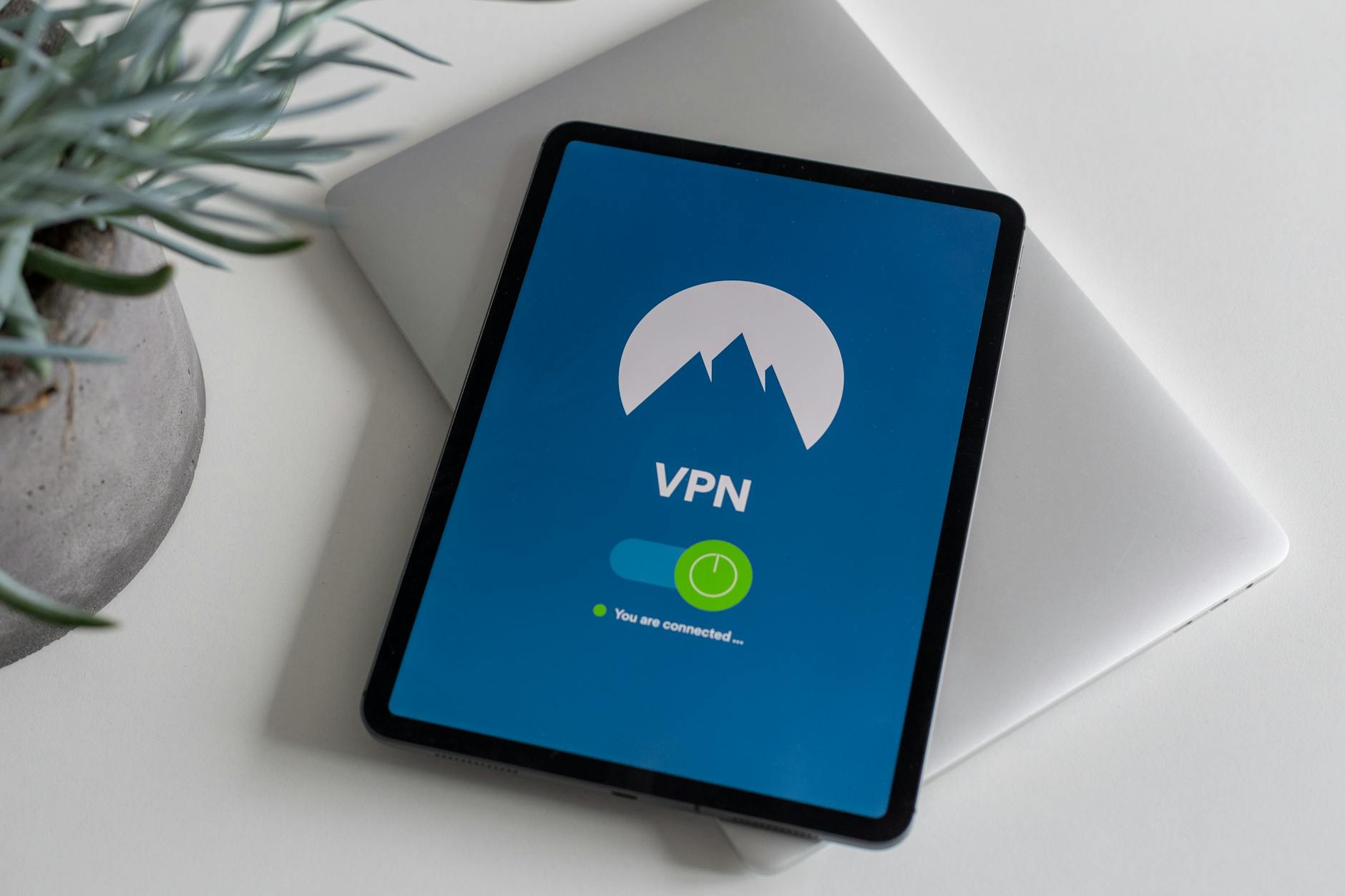 Tablet z uruchomioną aplikacją VPN ilustrujący bezpieczne połączenie internetu
