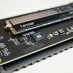 Zbliżenie dysku Lexar NVMe SSD zamontowanego na płycie głównej