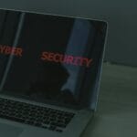 Zbliżenie laptopa z tekstem o cyberbezpieczeństwie i ochronie systemu Windows