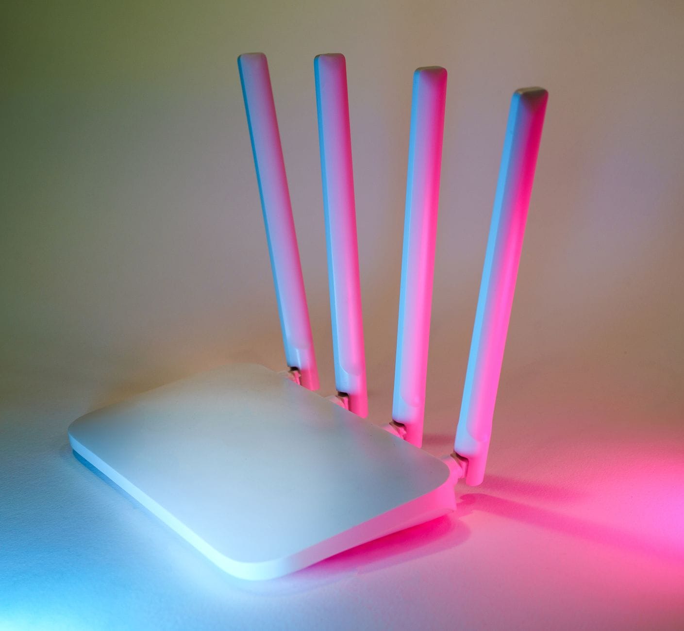 Nowoczesny router Wi-Fi z neonowym podświetleniem na biurku