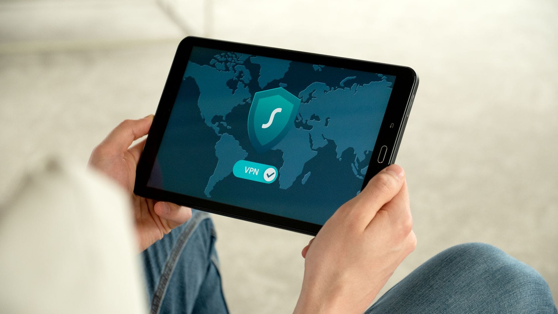 Osoba trzyma tablet z ekranem połączenia VPN dla bezpiecznego internetu