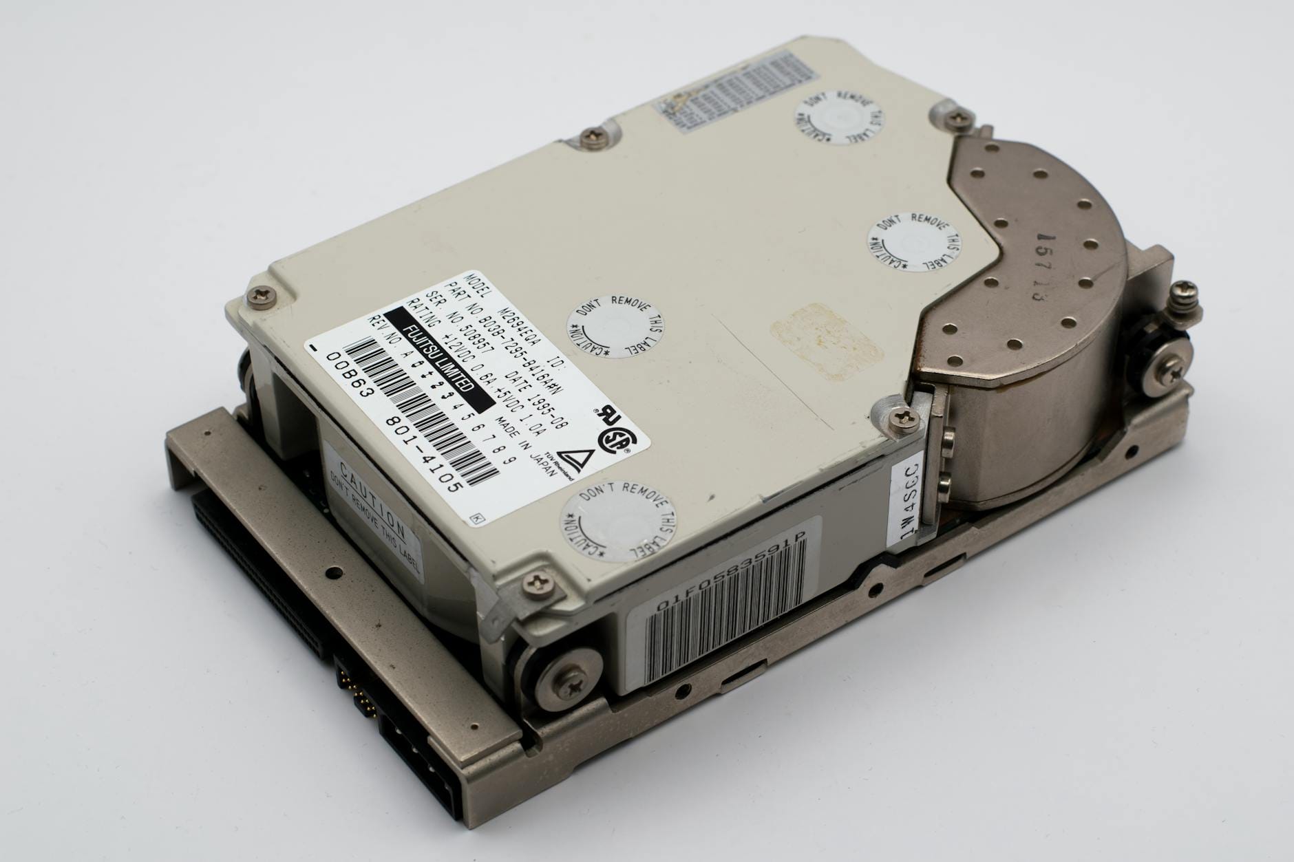 Stary dysk twardy IDE z widoczną elektroniką i złączem danych