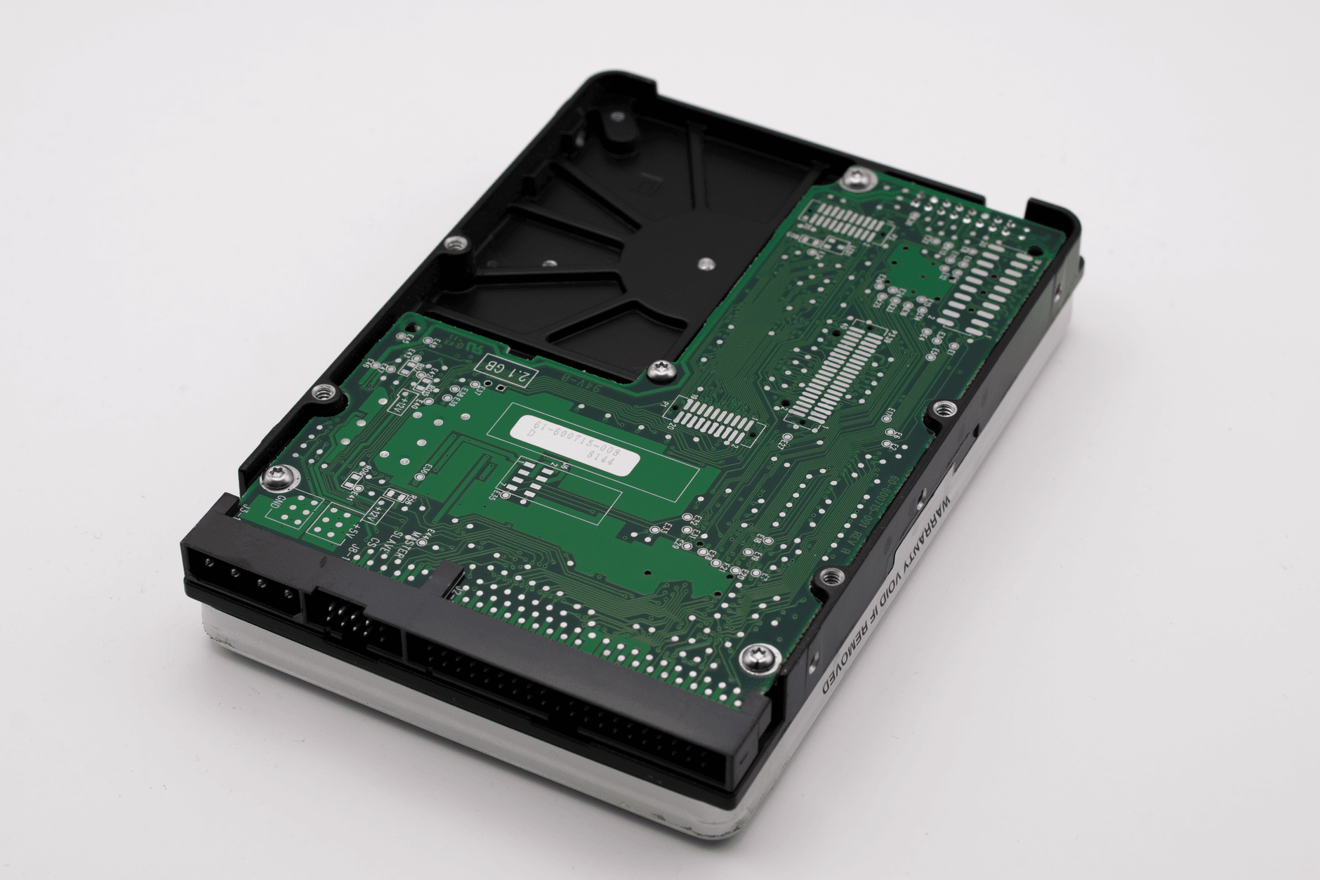 Zbliżenie płytki PCB starego dysku twardego IDE z elektroniką