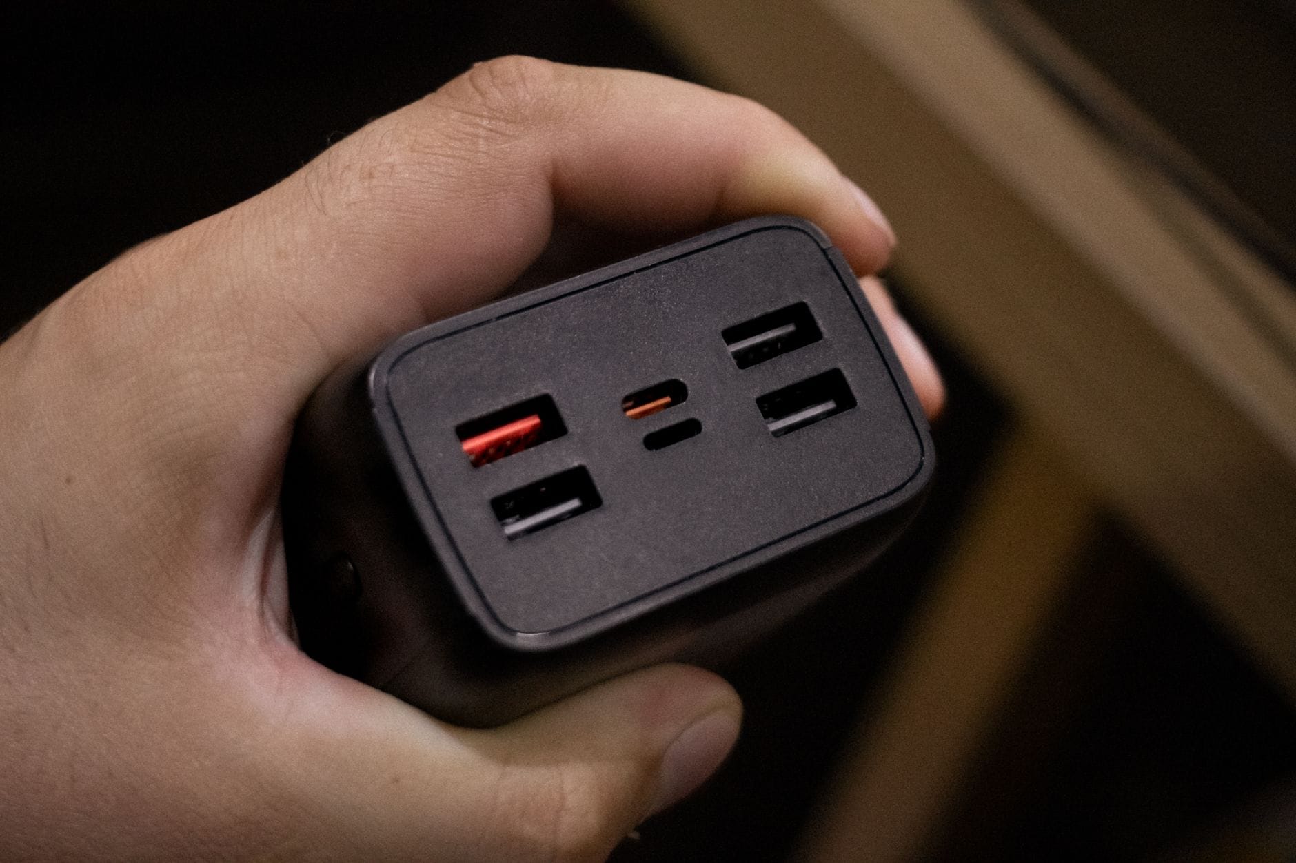 Dłoń trzymająca adapter z kilkoma portami USB zbliżenie