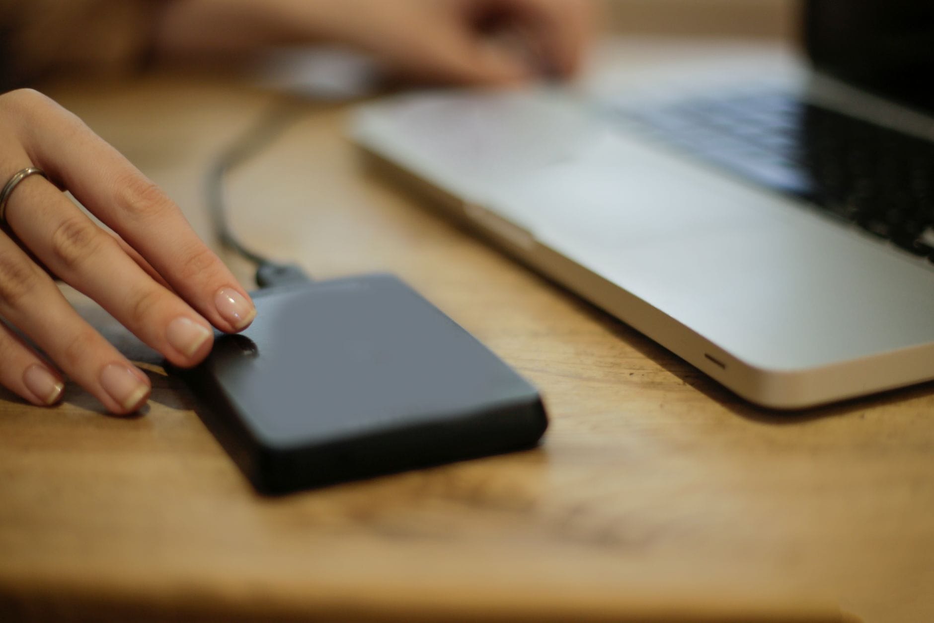 Podłączanie dysku zewnętrznego do laptopa na biurku