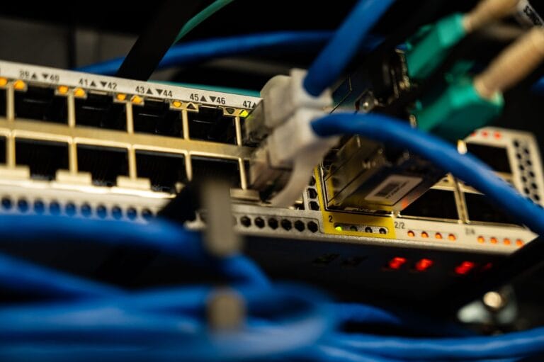 Czy warto zdawać CCNA? Jak certyfikat przekłada się na oferty pracy i zarobki w IT